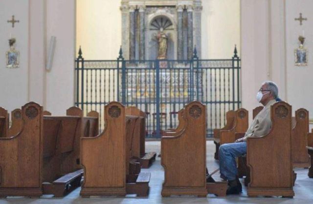 Controvertida prefeita de Bogotá estabeleceu que as igrejas não deveriam ser reabertas, mas a decisão de reabrir ou não os locais de culto passaram para a alçada do governo nacional.