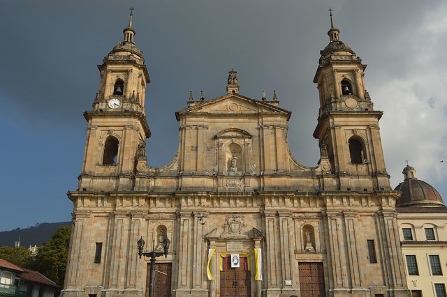  Controvertida prefeita de Bogotá estabeleceu que as igrejas não deveriam ser reabertas, mas a decisão de reabrir ou não os locais de culto passaram para a alçada do governo nacional.