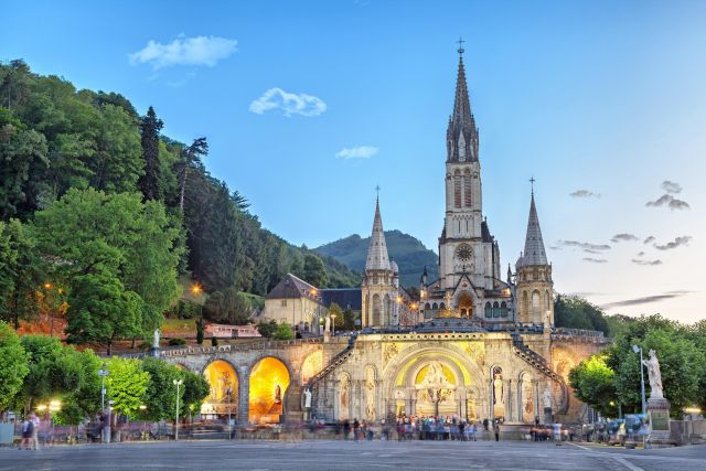 Mesmo sem a presença dos peregrinos, um grupo de capelães permanece fazendo suas orações ininterruptas à Nossa Senhora de Lourdes.