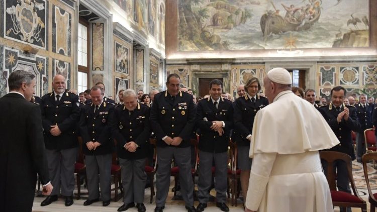 Papa agradece o trabalho dos agentes da Polícia Civil Italiana nos 75 anos de uma missão desempenhada com competência e paixão na Inspetoria Pública do Vaticano. 