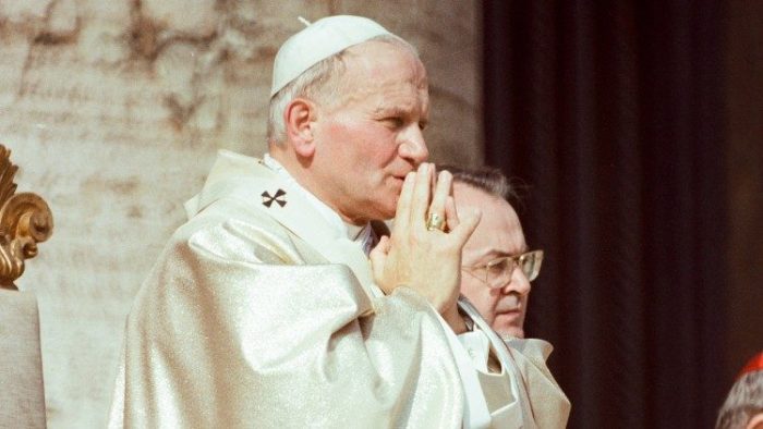 Não tenhais medo! Procurai abrir, escancarar as portas para Cristo, por Maria: assim pensava João Paulo II.