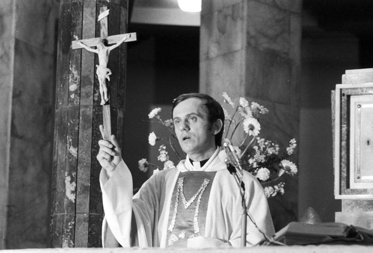 Em 19 de outubro de 1984, poucas horas após celebrar sua última missa, o Padre Popiełuszko foi sequestrado e torturado até a morte, por criticar governo comunista da polônia.