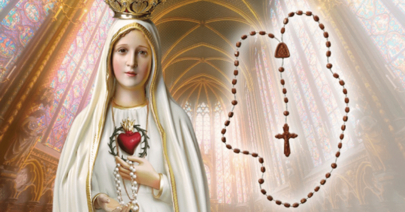 Santo Rosário e Nossa Senhora de Fátima são tão íntimos que milhares de católicos por todo o mundo praticam a eficaz devoção a Nossa Senhora do Rosário de Fátima.