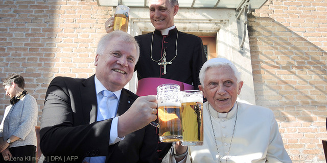 web3-pope-benedict-xvi-beer-birthday-happy-smiling-043-dpa-pa-170417-99-99721-dpai-lena-klimkeit-dpa