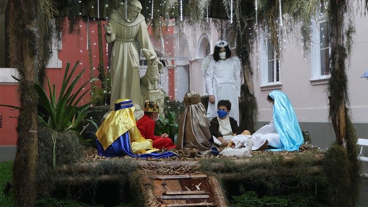 Os Meninos Cantores de Petrópolis manterão a tradição de difundir com seus cânticos a mensagem de Natal nascida do Presépio: um esforço para difundir ânimo, luz, alegria no final de um ano de pandemia. 