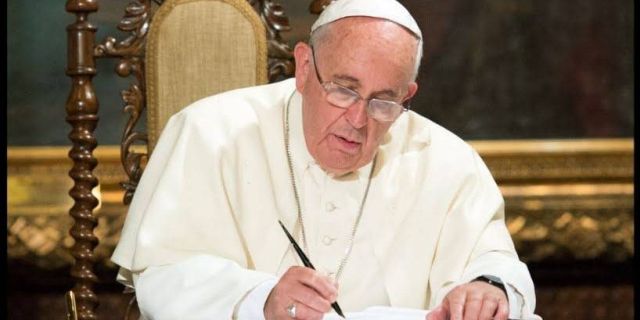  O Pontífice expressa o seu compromisso pessoal e o da Cúria Romana com uma maior transparência e maior eficácia no controle da economia da Santa Sé.