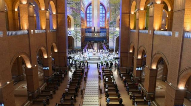  Relatório do Santuário de Aparecida aponta queda de 75% no número de visitantes à Basílica em 2020: o menor fluxo de peregrinos dos últimos 50 anos.
