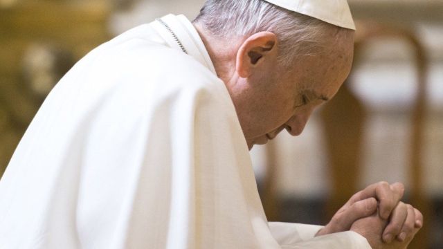 O Papa Francisco tem sofrido, com certa frequência, ataques de agudas dores ciáticas nas espáduas que o tem levado a cancelar compromissos já programados.