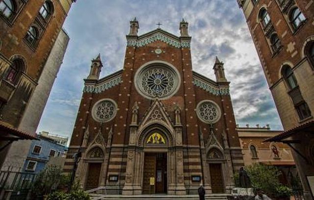 A Basílica pertenceu à Família Real Italiana, está sob os cuidados dos Franciscanos Conventuais e foi reconstruída em estilo neogótico veneziano entre 1906 e 1912. 