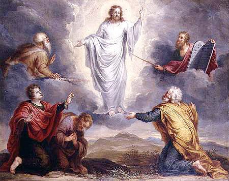 Na transfiguração, o rosto radiante de Jesus, as vestes resplandecentes antecipam sua imagem como ressuscitado, oferecem a luz da esperança, para atravessar as trevas: a morte não será o fim, haverá a glória da Ressurreição. 