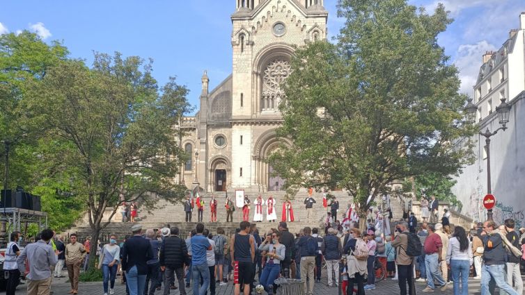  No último sábado, uma procissão organizada por Paróquias francesas em memória dos mártires da Comuna de Paris foi atacada por militantes anticatólicos.