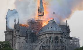 "Notre-Dame é a alma de Paris. Ela é bela, ela está aqui, ela aguentou".