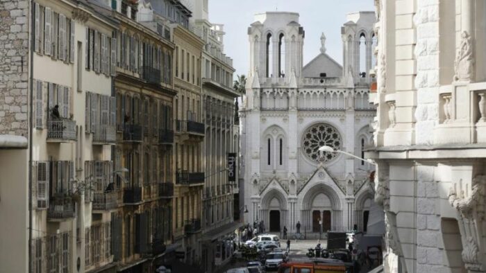 O ataque foi realizado no interior da Catedral: três pessoas morreram, uma delas foi decapitada. Há também feridos.