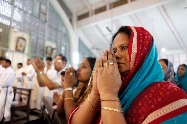 Bangladesh: milhares de homens, mulheres e crianças participam de grupos que rezam o Santo Rosário em família para homenagear Nossa Senhora.