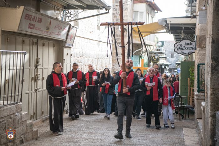 Estudantes de colegios catolicos de Jerusalem participam de Via Sacra na Terra Santa 1