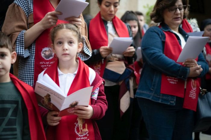 Estudantes de colegios catolicos de Jerusalem participam de Via Sacra na Terra Santa 2