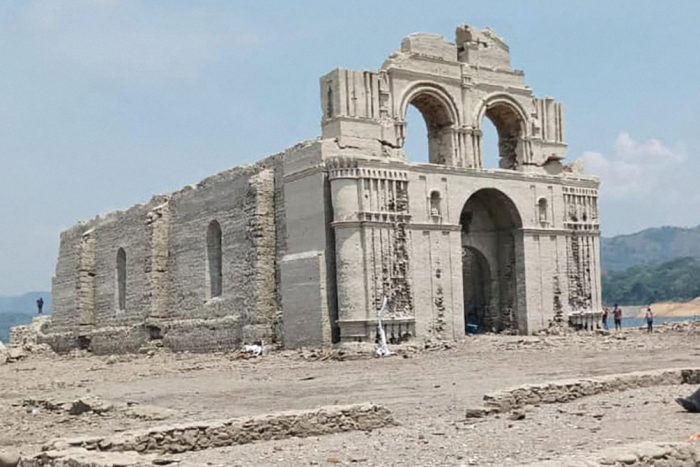 Igreja de 400 anos emerge das aguas no Mexico