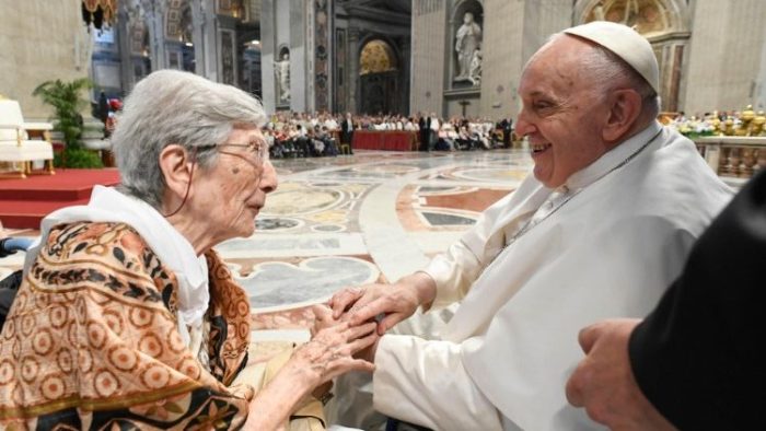 Papa Francisco convoca uma nova alianca entre jovens e anciaos