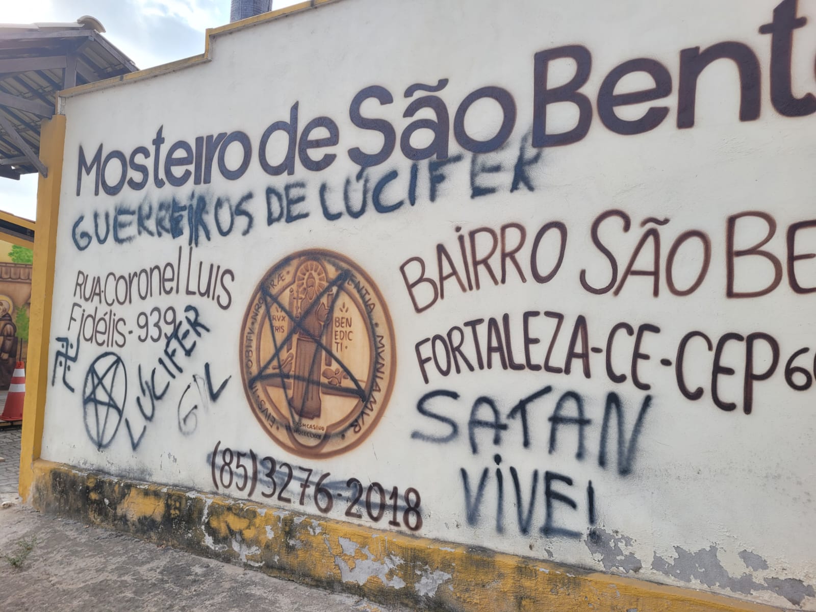 Mosteiro beneditino e vandalizado com pichacoes satanicas 2