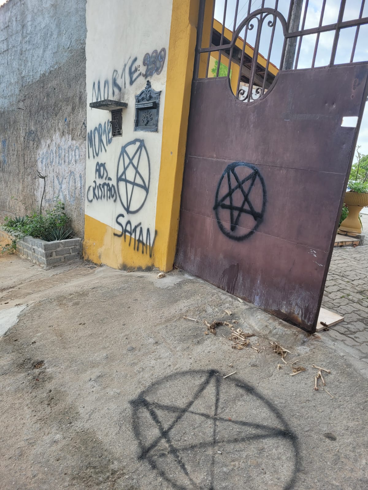 Mosteiro beneditino e vandalizado com pichacoes satanicas 3