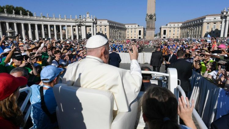 Papa Francisco se encontra com acolitos e coroinhas na Praca de Sao Pedro 1