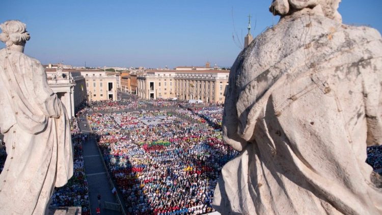 Papa Francisco se encontra com acolitos e coroinhas na Praca de Sao Pedro 3