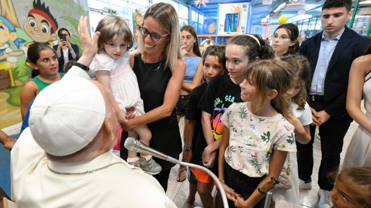 Papa Francisco visita comunidade de artistas de circo 3