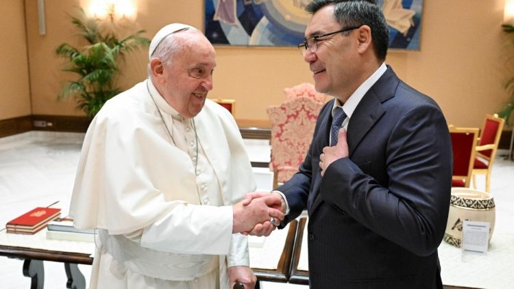 Papa Francisco recebe presidente do Quirguistao no Vaticano 1