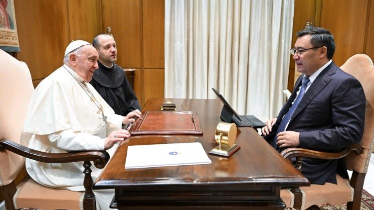 Papa Francisco recebe presidente do Quirguistao no Vaticano 2