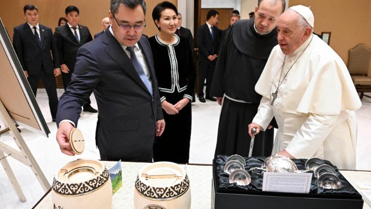 Papa Francisco recebe presidente do Quirguistao no Vaticano 4