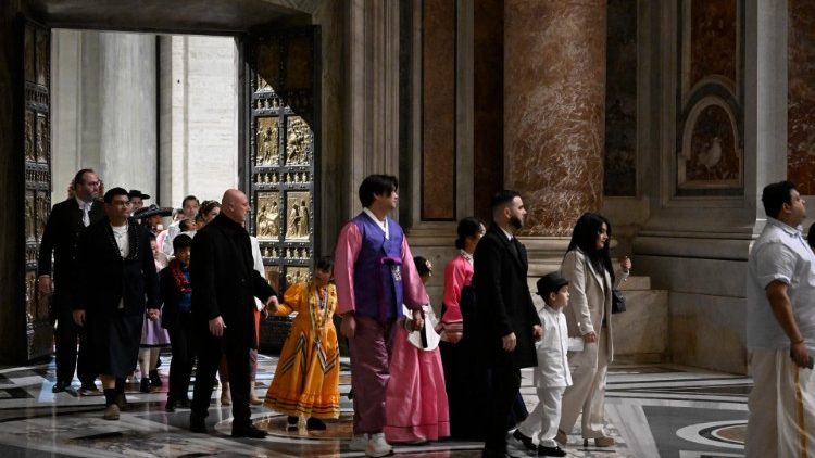 Jubileu 2025 e iniciado com abertura da Porta Santa na Basilica de Sao Pedro 4