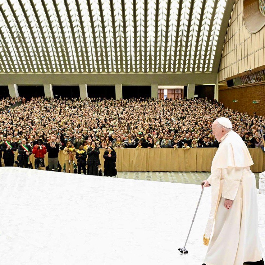 Papa Francisco tropeca apos bengala quebrar em audiencia no Vaticano 2