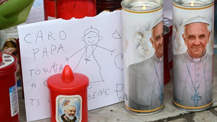 Saude do Papa Francisco segue melhorando mas ele ainda precisa de