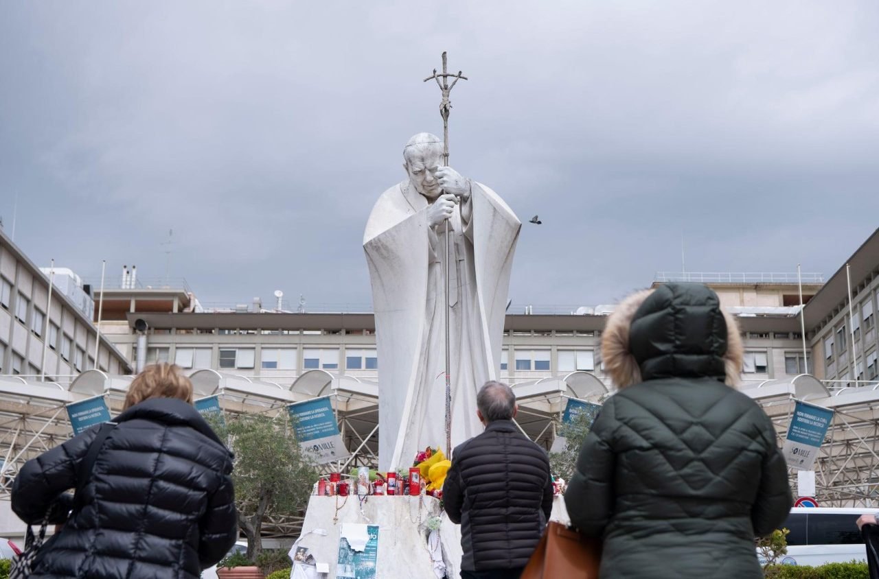 Papa Francisco completa um mes internado em hospital de Roma