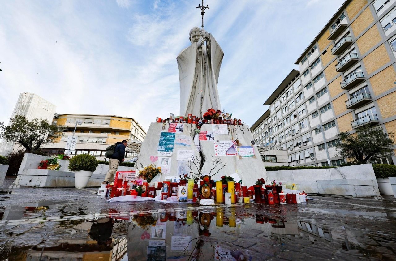 Papa Francisco continua tratamento em meio a melhora continua