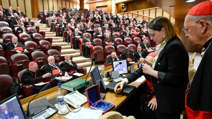 Cardeais participam de ultimo encontro oficial antes do Conclave 2