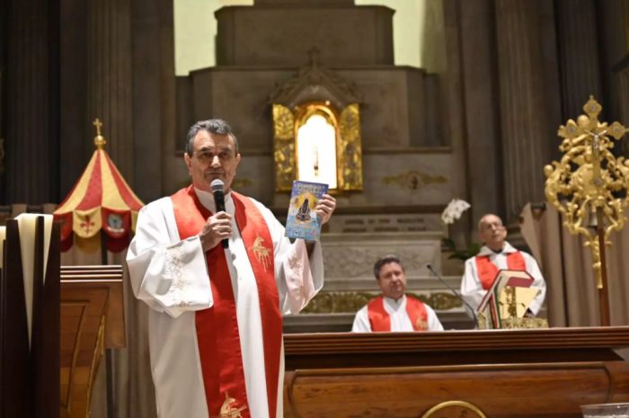 Santuario Nacional de Aparecida lanca livreto da Novena da Padroeira 2025 3