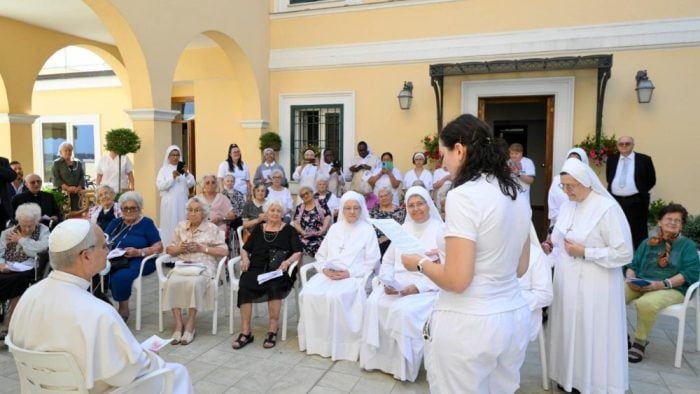 Papa Leao XIV visita lar para idosas em Castel Gandolfo 4
