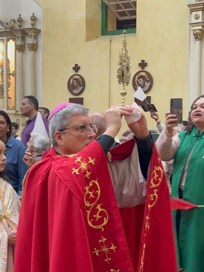 Reliquia de Sao Sebastiao e exposta para veneracao dos fieis no litoral de Sao Paulo 2