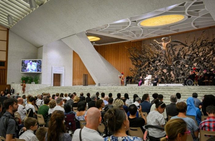 Mesmo na escuridao da provacao o amor de Deus nos sustenta assegura Leao XIV