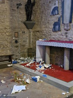 Vandalismo na França: imagem do Sagrado Coração de Jesus destroçada 1 Foto: fdesouche/ X